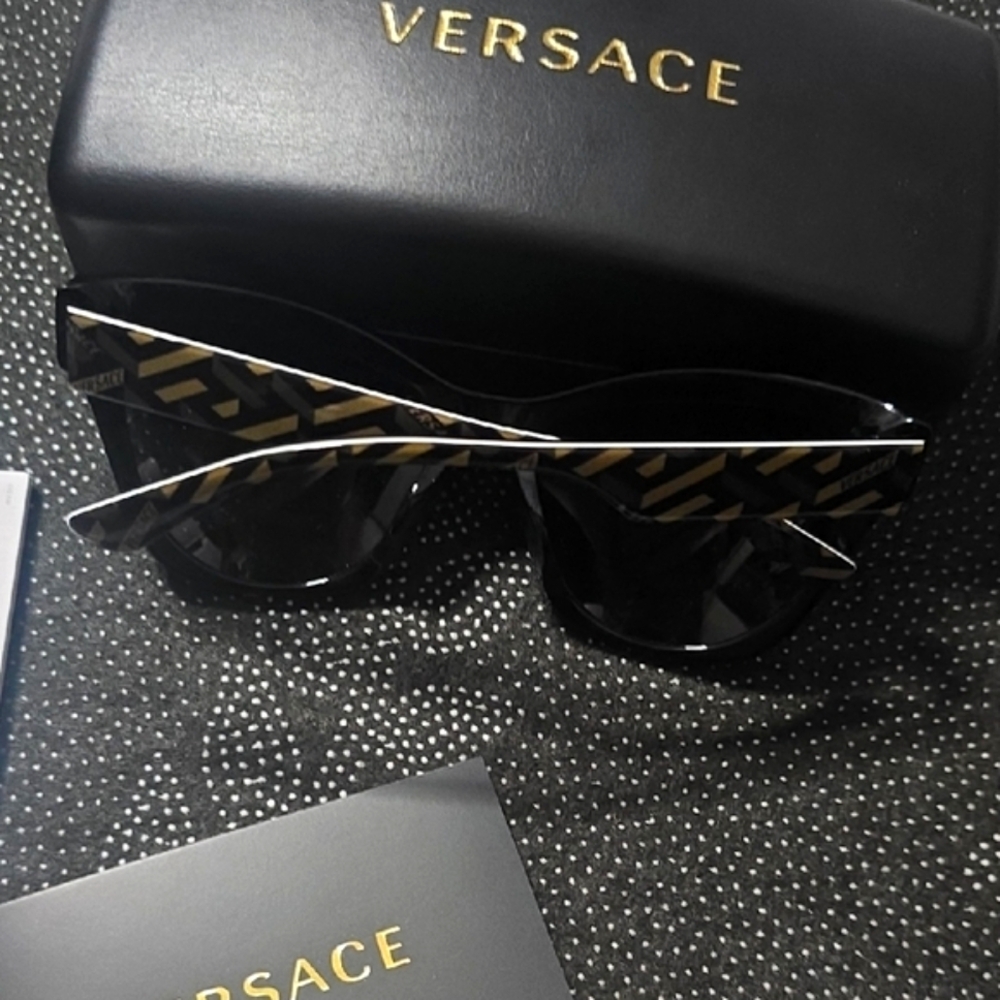 Versace Black W/ Iconic Design On Sides Women's Sunnies (NWT)(FULL INCLUSION)🖤✨ - Picture 8 of 8